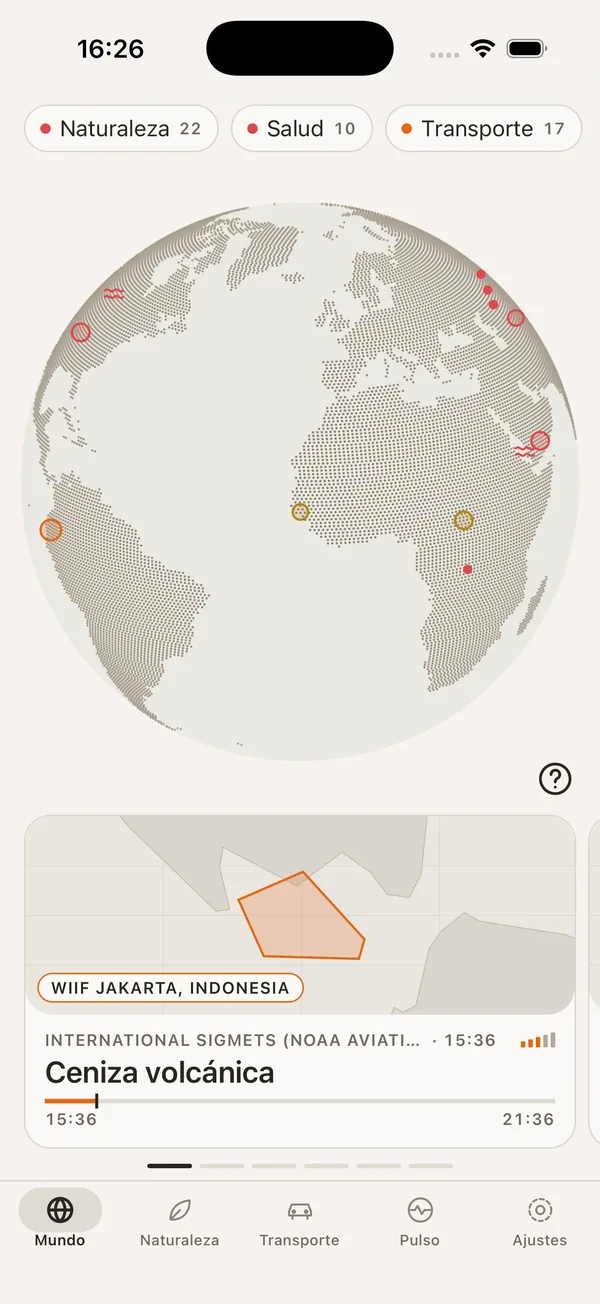 Captura de la app de SonarMap: el globo con los sucesos activos del mundo y debajo la tarjeta de un aviso aeronáutico de ceniza volcánica en Indonesia