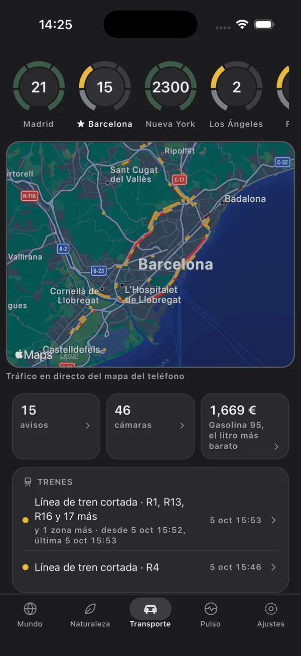 La zona de Barcelona en Transporte, en modo oscuro, con el tráfico en directo y sus avisos de trenes